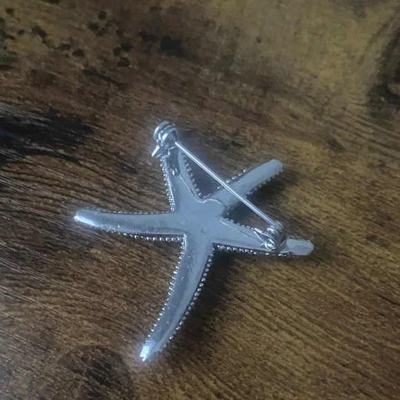 Shiny Starfish Brooch - Picture 2 of 4